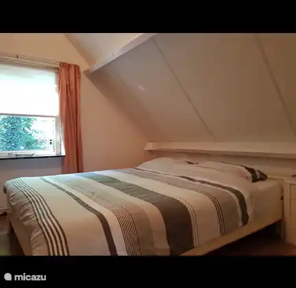 slaapkamer 1 , met royaal 2 persoonsbed